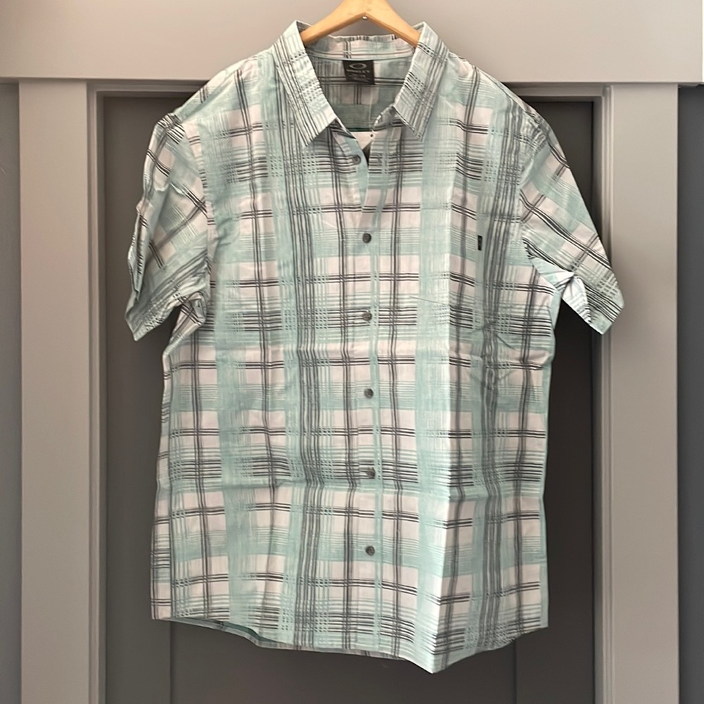 Mens Oakley button up shirt. Size XL. New.